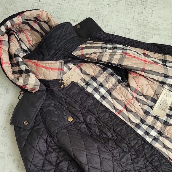 Burberry Black Quilted Puffer Coat with Signature Beige Check Lining - Picture 6 of 16